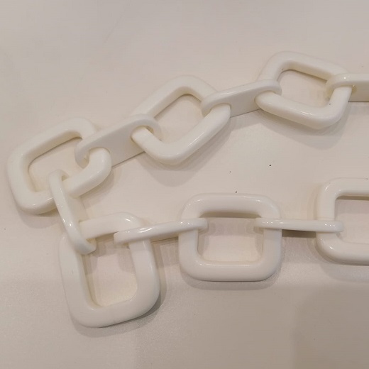 foto di catena bianca in materiale acrilico per fare i manici alle borse