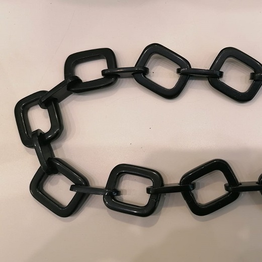 foto di catena nera in materiale acrilico per fare i manici alle borse