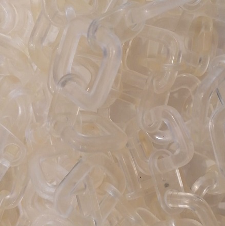 foto di una matassa di catena acrilica colore trasparente